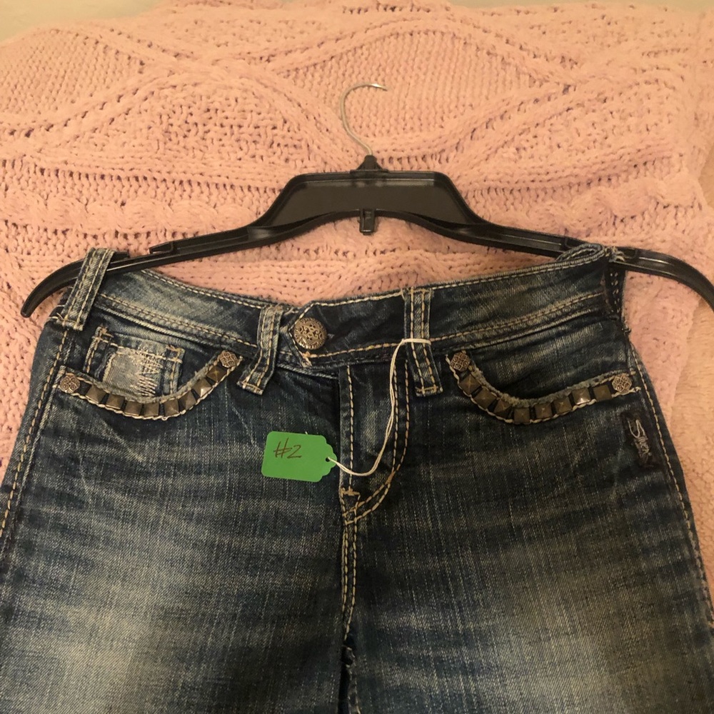 Womens Silver jeans.    Tuesday style has brads on pockets.
